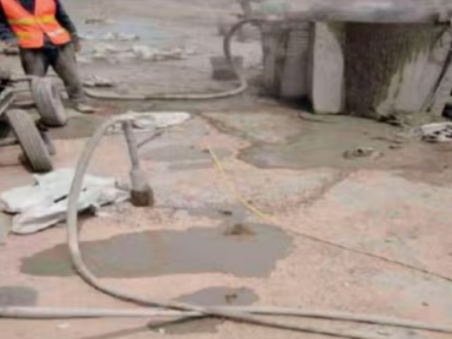 新兴镇水泥混凝土路面板底注浆技术 路面脱空注浆整治方案