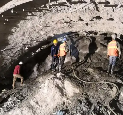 新兴镇拱顶带模注浆料的施工流程及注意事项